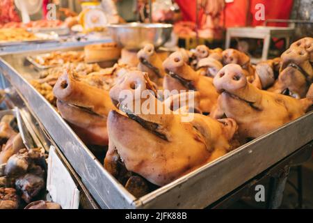 Rohes Schwein Kopf zum Verkauf in der lokalen Frischmarkt in Thailand. Stockfoto