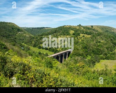 Blick auf das Grabstein-Viadukt im Sommer vom Aussichtspunkt Monsal Head, Peak District, Derbyshire, Großbritannien Stockfoto