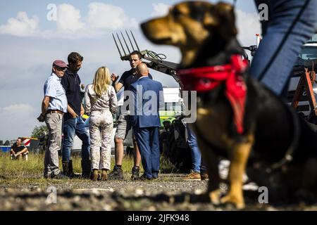 2022-07-04 10:03:39 VEGHEL- Bürgermeister Kees van Rooij von Meierijstad spricht mit demonstrierenden Bauern. Zuvor blockierten die Bauern das Vertriebszentrum von Jumbo und FrieslandCampina. Der Protest richtet sich gegen die Stickstoffpläne der Regierung. ANP ROB ENGELAAR niederlande aus - belgien aus Stockfoto