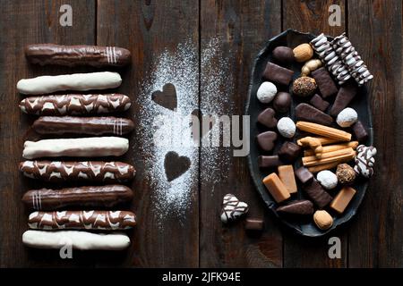 Schokoladen-Bonbons auf dunklem Hintergrund Stockfoto