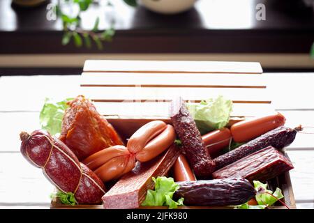 Wurstvielfalt in Holzkiste aus nächster Nähe Stockfoto