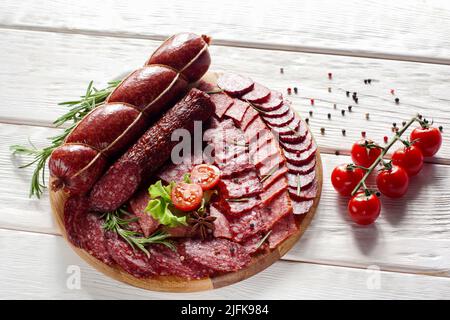 Salami-Mischung auf der Küchenplatte abschneiden Stockfoto