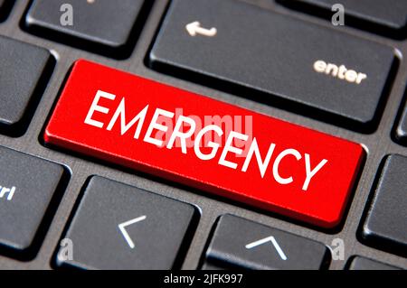Notfalltext auf der Laptop-Tastaturtaste. Dringlichkeitskonzept Stockfoto