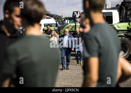 2022-07-04 10:11:51 VEGHEL- Bürgermeister Kees van Rooij von Meierijstad spricht mit demonstrierenden Bauern. Zuvor blockierten die Bauern das Vertriebszentrum von Jumbo und FrieslandCampina. Der Protest richtet sich gegen die Stickstoffpläne der Regierung. ANP ROB ENGELAAR niederlande aus - belgien aus Stockfoto