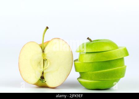 Ganze grüne und rote Äpfel Obst mit Scheibe (geschnitten) isoliert auf weißem Hintergrund. Isolierte Äpfel Stockfoto