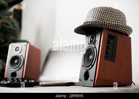 Workstation mit Lautsprechern und Computer im Studio. Desktop im Heimbüro. Selektiver Fokus auf den Sprecher. Stockfoto