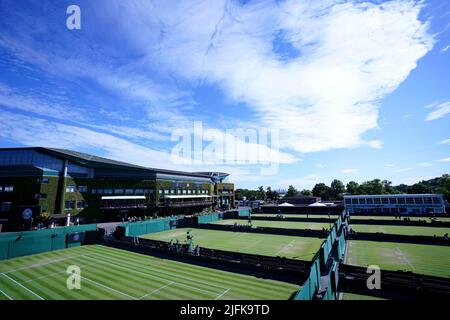 Ein allgemeiner Blick auf die Plätze vor dem achten Tag der Wimbledon Championships 2022 beim All England Lawn Tennis and Croquet Club in Wimbledon. Bilddatum: Montag, 4. Juli 2022. Stockfoto