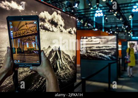 Im Histopad können Sie den Papstpalast in Avignon in seinem mutmaßlichen Originalzustand sehen. Mit dem Histopad, einem interaktiven Tablet-Guide, leuchten die Wände der alten päpstlichen Residenz wieder in Originalfarben, festliche Bänke und Innenräume werden simuliert und geben einen lebendigen Eindruck Stockfoto