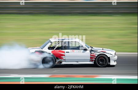 Weißer BMW E30 auf der Rennstrecke von Valencia Stockfoto