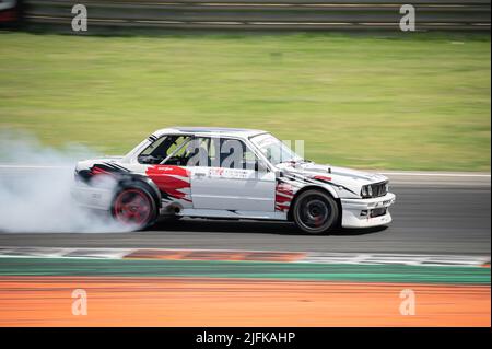 Weißer BMW E30 auf der Rennstrecke von Valencia Stockfoto