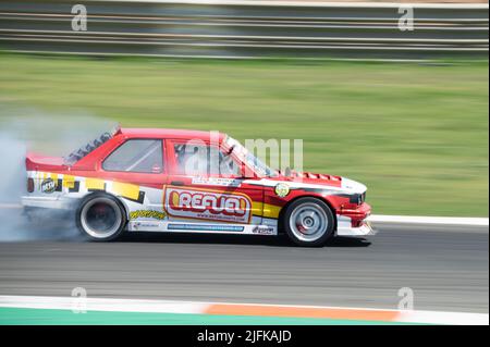 Der rot-weiße BMW E30 rutscht in den Schlachten auf der Rennstrecke von Valencia Stockfoto