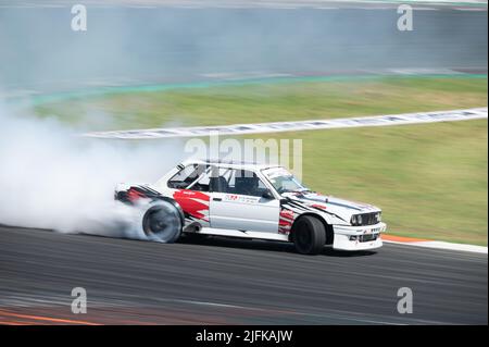 Weißer BMW E30 auf der Rennstrecke von Valencia Stockfoto