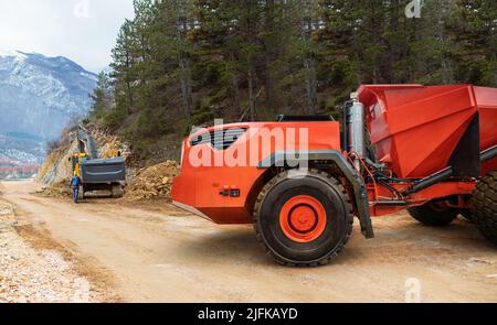 Autonomer selbstfahrender Lkw auf Bergstraßenbauarbeiten Stockfoto