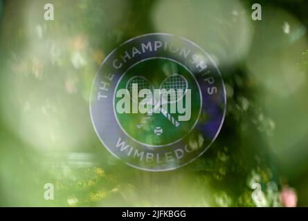 Eine allgemeine Ansicht des Wimbledon-Logos vor dem achten Tag der Wimbledon-Meisterschaften 2022 beim All England Lawn Tennis and Croquet Club in Wimbledon. Bilddatum: Montag, 4. Juli 2022. Stockfoto