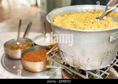 Polenta. Typisches Gericht aus Bergamo, gekocht im traditionellen Kupfertopf. Stockfoto