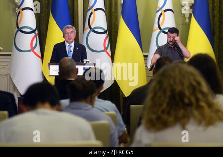 Nicht exklusiv: KIEW, UKRAINE - 03. JULI 2022 - Präsident des Internationalen Olympischen Komitees Thomas Bach (L) und Präsident der Ukraine Volodymyr Zel Stockfoto