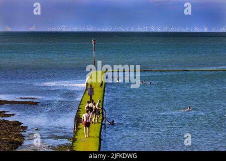 Foto-Shows: Schönes Wochenend-Wetter in Margate, als Badegäste den Walpole Bay Gezeitenpool nutzten. Schleichend entlang der rutschigen Moos beladen Themse Es Stockfoto