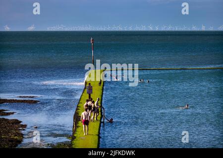 Foto-Shows: Schönes Wochenend-Wetter in Margate, als Badegäste den Walpole Bay Gezeitenpool nutzten. Schleichend entlang der rutschigen Moos beladen Themse Es Stockfoto