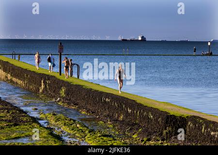 Foto-Shows: Schönes Wochenend-Wetter in Margate, als Badegäste den Walpole Bay Gezeitenpool nutzten. Schleichend entlang der rutschigen Moos beladen Themse Es Stockfoto