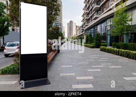 LCD-Bildschirm-Plakatwand für Außenwerbung auf einer Stadtstraße. Weißer Bildschirm, können Sie Ihr Bild hier einfügen. Stockfoto