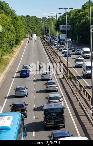 Brentwood, Essex, Großbritannien. 4.. Juli 2022 Demonstranten über Kraftstoffpreise verursachen große Verkehrsstaus auf der A12 in Brentwood Essex als Teil eines nationalen Protests gegen Kraftstoffpreiserhöhungen Kredit: Ian Davidson/Alamy Live News Stockfoto