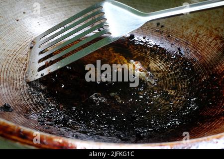 Nahaufnahme von verbrannten, verbrannten und fettigen Pfanne oder Wok mit Speiseöl in der Küche. Stockfoto