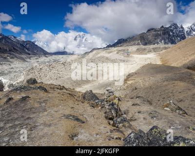 Gorak Shep am anderen Ende des trockenen Seebeckens, eingebettet unter der Moräne des Khumbu-Gletschers. Stockfoto
