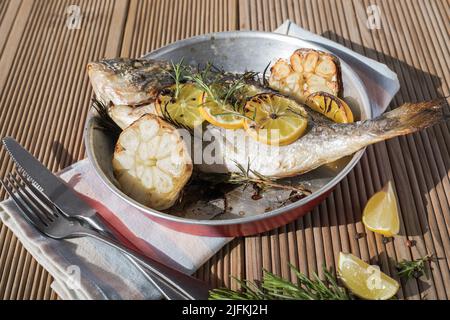 Köstlicher gegrillter dorado-Fisch mit Zitrone und Petersilie. Ganze BBQ-Seebrasse gebacken. Dorado Grill. Ketogen, Keto oder Paläo-Diät Mittagessen, gesunde Ernährung Trend Stockfoto