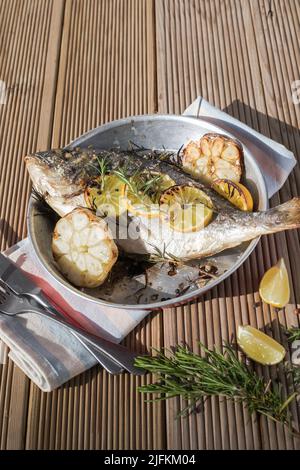 Köstlicher gegrillter dorado-Fisch mit Zitrone und Petersilie. Ganze BBQ-Seebrasse gebacken. Dorado Grill. Ketogen, Keto oder Paläo-Diät Mittagessen, gesunde Ernährung Trend Stockfoto