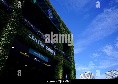 Ein allgemeiner Blick auf den nordöstlichen Halleneingang des Center Court Tag vor Tag acht der Wimbledon Championships 2022 im All England Lawn Tennis and Croquet Club, Wimbledon. Bilddatum: Montag, 4. Juli 2022. Stockfoto