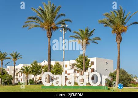 Cala d'Or, Spanien; 25 2022. juni: Blick auf den Yachthafen von Cala d'Or bei Sonnenuntergang an einem sonnigen Sommertag. Insel Mallorca, Spanien Stockfoto