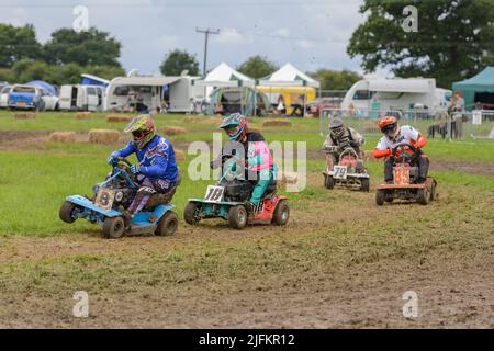 Heddington, Wiltshire, Großbritannien. 3.. Juli 2022. Rennbegeisterte treten 2022 bei der Lawn Mower Racing World Championship an. Die jährliche zweitägige Veranstaltung wird von der British Lawn Mower Racing Association (BLMRA) organisiert und fand in diesem Jahr auf der Heddington & Stockley Steam Rally & County Fair in Wiltshire, Großbritannien, statt. Kredit: Alison Eckett / Alamy Stockfoto