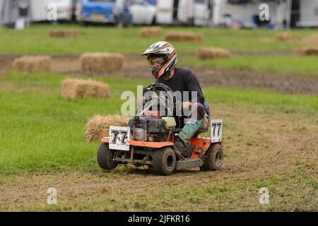 Heddington, Wiltshire, Großbritannien. 3.. Juli 2022. Rennbegeisterte treten 2022 bei der Lawn Mower Racing World Championship an. Die jährliche zweitägige Veranstaltung wird von der British Lawn Mower Racing Association (BLMRA) organisiert und fand in diesem Jahr auf der Heddington & Stockley Steam Rally & County Fair in Wiltshire, Großbritannien, statt. Kredit: Alison Eckett / Alamy Stockfoto