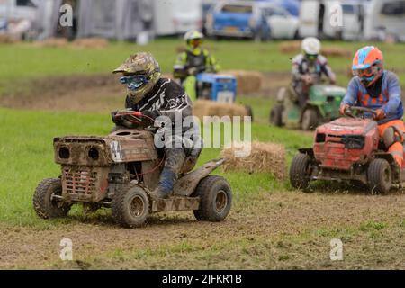 Heddington, Wiltshire, Großbritannien. 3.. Juli 2022. Rennbegeisterte treten 2022 bei der Lawn Mower Racing World Championship an. Die jährliche zweitägige Veranstaltung wird von der British Lawn Mower Racing Association (BLMRA) organisiert und fand in diesem Jahr auf der Heddington & Stockley Steam Rally & County Fair in Wiltshire, Großbritannien, statt. Kredit: Alison Eckett / Alamy Stockfoto