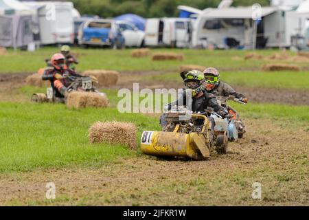 Heddington, Wiltshire, Großbritannien. 3.. Juli 2022. Rennbegeisterte treten 2022 bei der Lawn Mower Racing World Championship an. Die jährliche zweitägige Veranstaltung wird von der British Lawn Mower Racing Association (BLMRA) organisiert und fand in diesem Jahr auf der Heddington & Stockley Steam Rally & County Fair in Wiltshire, Großbritannien, statt. Kredit: Alison Eckett / Alamy Stockfoto