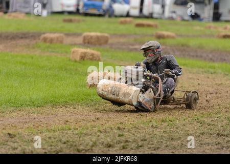 Heddington, Wiltshire, Großbritannien. 3.. Juli 2022. Rennbegeisterte treten 2022 bei der Lawn Mower Racing World Championship an. Die jährliche zweitägige Veranstaltung wird von der British Lawn Mower Racing Association (BLMRA) organisiert und fand in diesem Jahr auf der Heddington & Stockley Steam Rally & County Fair in Wiltshire, Großbritannien, statt. Kredit: Alison Eckett / Alamy Stockfoto