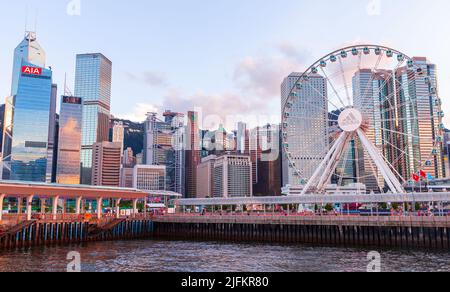 Hongkong - 11. Juli 2017: Stadtbild des zentralen Bezirks von Hongkong mit Riesenrad Stockfoto