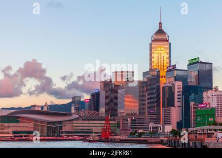 Hongkong - 11. Juli 2017: Central District of Hong Kong, Küstenfoto, aufgenommen an einem Sommerabend. Skyline mit hohen Bürogebäuden Stockfoto