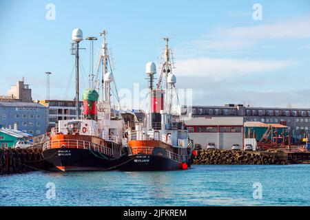 Reykjavik, Island - 4. April 2017: Die Walfänger Hvalur 8 und 9 liegen im Hafen von Reykjavik, Rückansicht Stockfoto