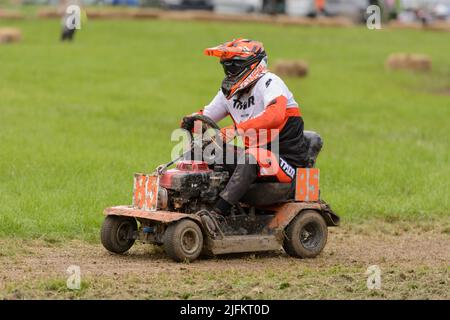 Heddington, Wiltshire, Großbritannien. 3.. Juli 2022. Rennbegeisterte treten 2022 bei der Lawn Mower Racing World Championship an. Die jährliche zweitägige Veranstaltung wird von der British Lawn Mower Racing Association (BLMRA) organisiert und fand in diesem Jahr auf der Heddington & Stockley Steam Rally & County Fair in Wiltshire, Großbritannien, statt. Kredit: Alison Eckett / Alamy Stockfoto