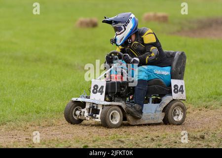 Heddington, Wiltshire, Großbritannien. 3.. Juli 2022. Rennbegeisterte treten 2022 bei der Lawn Mower Racing World Championship an. Die jährliche zweitägige Veranstaltung wird von der British Lawn Mower Racing Association (BLMRA) organisiert und fand in diesem Jahr auf der Heddington & Stockley Steam Rally & County Fair in Wiltshire, Großbritannien, statt. Kredit: Alison Eckett / Alamy Stockfoto