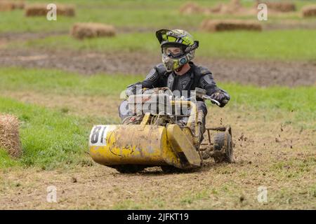 Heddington, Wiltshire, Großbritannien. 3.. Juli 2022. Rennbegeisterte treten 2022 bei der Lawn Mower Racing World Championship an. Die jährliche zweitägige Veranstaltung wird von der British Lawn Mower Racing Association (BLMRA) organisiert und fand in diesem Jahr auf der Heddington & Stockley Steam Rally & County Fair in Wiltshire, Großbritannien, statt. Kredit: Alison Eckett / Alamy Stockfoto