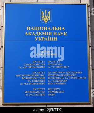 Kiew, Ukraine 10. Juni 2021: Eine Gedenktafel an der Fassade eines Gebäudes in der Stadt Kiew mit dem Namen Nationale Akademie der Wissenschaften der Ukraine Stockfoto