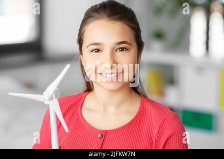 Glückliche Teenager-Mädchen mit Spielzeug Windturbine Stockfoto