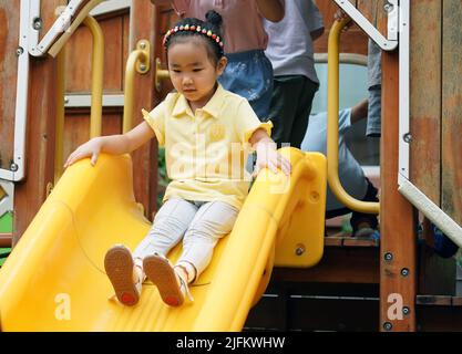 Peking, China. 4.. Juli 2022. Ein Kind spielt im Freien, als ein Kindergarten in Peking, der Hauptstadt Chinas, wieder eröffnet wird, 4. Juli 2022. Kindergärten in Beijng wiedereröffnet am Montag. Quelle: Ren Chao/Xinhua/Alamy Live News Stockfoto