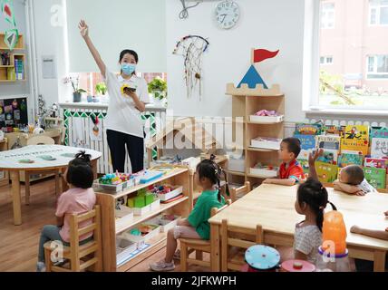 Peking, China. 4.. Juli 2022. Kinder nehmen an Aktivitäten Teil, wenn ein Kindergarten in Peking, der Hauptstadt Chinas, wieder eröffnet wird, 4. Juli 2022. Kindergärten in Beijng wiedereröffnet am Montag. Quelle: Ren Chao/Xinhua/Alamy Live News Stockfoto