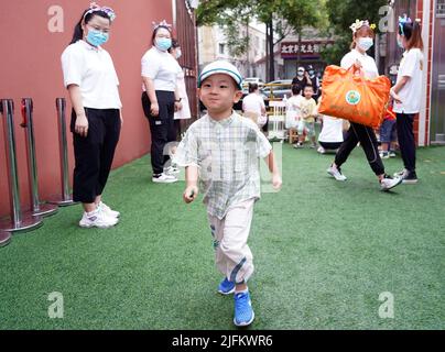 Peking, China. 4.. Juli 2022. Ein Kind kommt auf den Campus, als ein Kindergarten in Peking, der Hauptstadt Chinas, wieder eröffnet wird, 4. Juli 2022. Kindergärten in Beijng wiedereröffnet am Montag. Quelle: Ren Chao/Xinhua/Alamy Live News Stockfoto