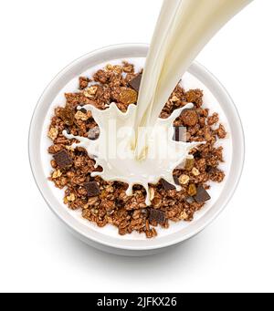 Schokoladengranola mit Milch isoliert auf weißem Hintergrund, Draufsicht Stockfoto