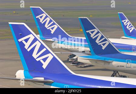 UM die Jahrhundertwende in Tokio begann ANA, die hochdichten Jumbo Jets auf Inlandsstrecken durch die moderne Boeing 777-300 zu ersetzen. Haneda JP Stockfoto