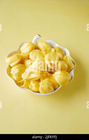 Draufsicht auf die Scheibe der Jackfruits in einer Schüssel auf dem Tisch. Stockfoto